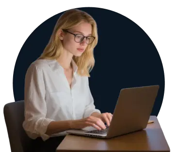 Девушка работает за ноутбуком из дома в свободном графике