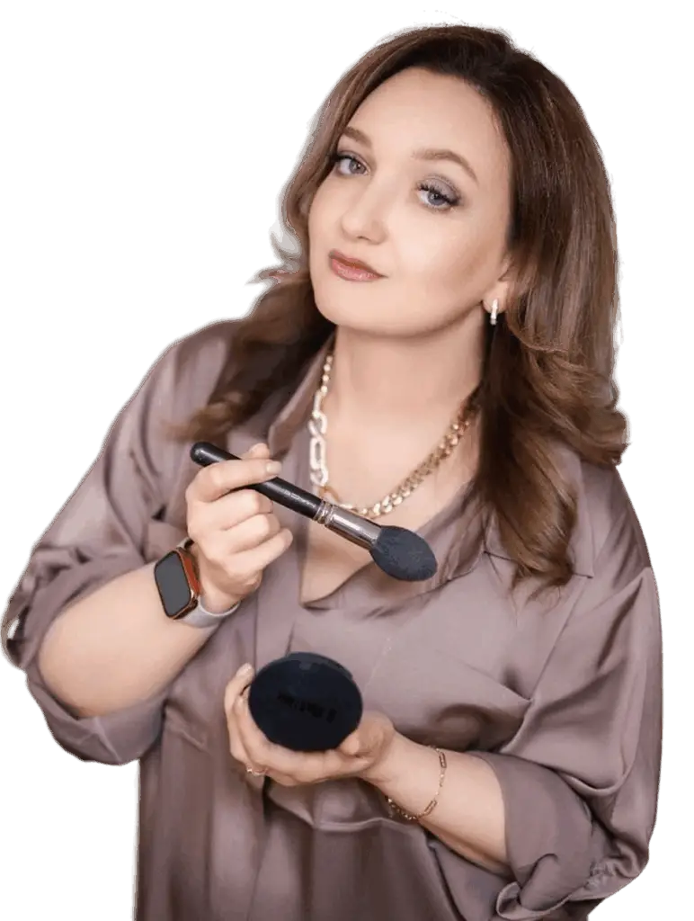 Портрет Марины Коган, основателя MK Beauty Academy, держащей в руке профессиональную кисть для макияжа и косметику