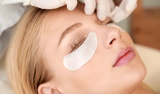 Процесс выкладки и ламинирования ресниц с использованием защитных патчей