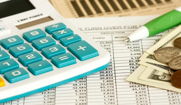 Крупный план калькулятора, денег и расчетов, иллюстрирующий финансовые ошибки в ценообразовании услуг бьюти-мастера