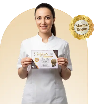 Улыбающаяся выпускница MK Beauty Academy держит в руках два диплома международного образца, подтверждающих квалификацию