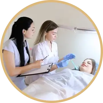 Куратор MK Beauty Academy наблюдает и дает рекомендации студентке, проводящей процедуру на клиенте, символизируя персональное наставничество