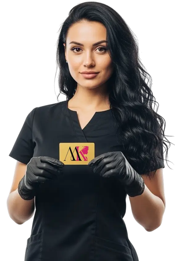 Уверенный бьюти-мастер в черной форме держит золотую карту MK Beauty Academy, символизируя финансовую независимость и успешный переход от новичка к профессионалу