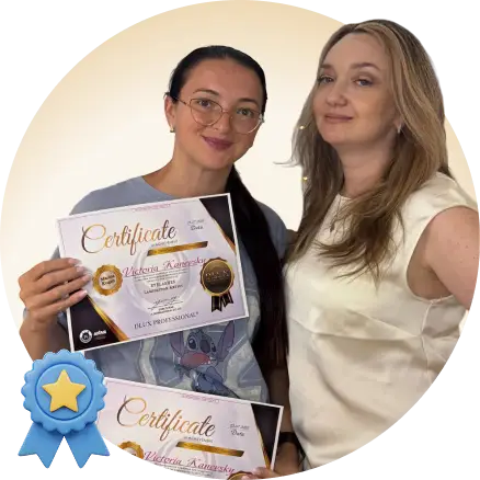 Основатель академии Марина Коган вручает сертификаты ученице после индивидуального живого обучения